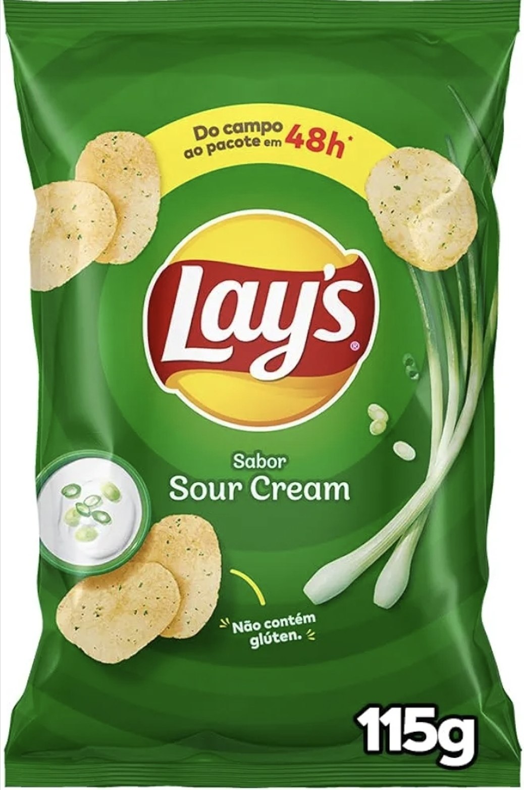 Pacote de batata frita Lay's sabor Sour Cream de 115g com ilustração de batatas e creme de cebola