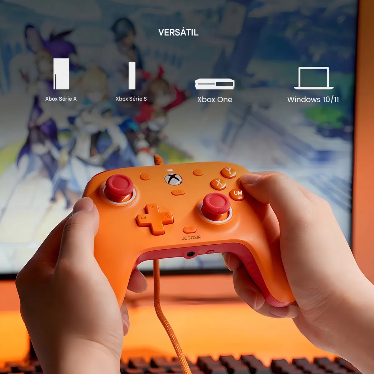 Controle GameSir G7 SE na cor laranja sendo segurado por duas mãos, com ícones de compatibilidade para Xbox Series X, S, One e Windows 10/11 ao fundo.