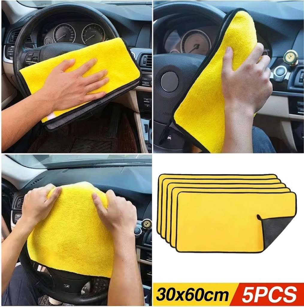 Kit com 5 toalhas flanelas amarelas de 30x60cm sendo utilizadas para limpar o painel e volante de um carro