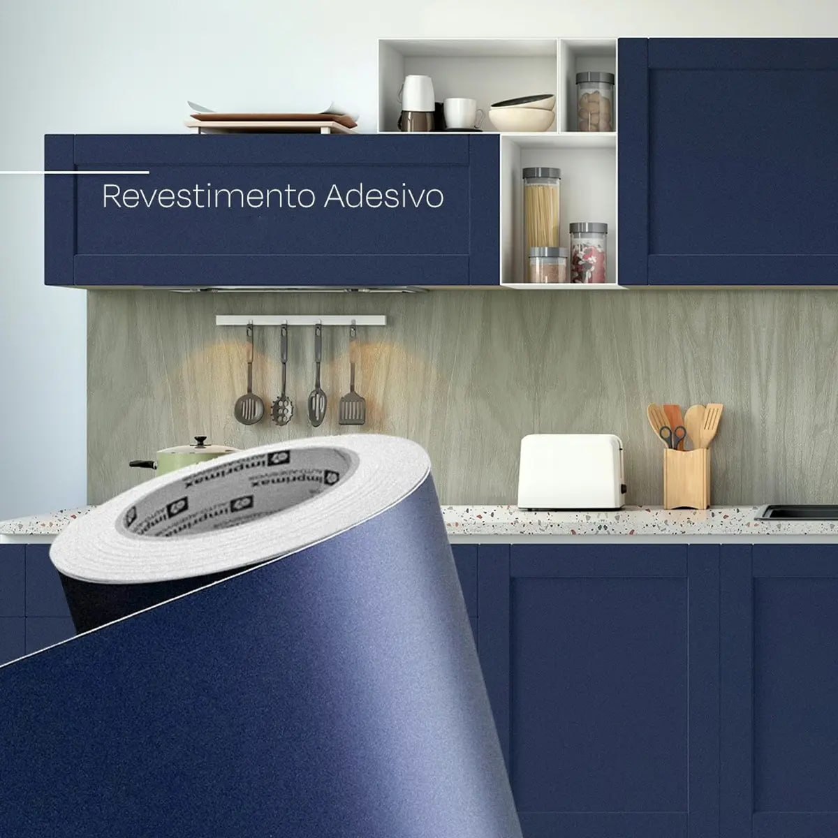 Rolo de vinil adesivo na cor azul escuro fosco posicionado à frente de uma cozinha com armários revestidos no mesmo tom