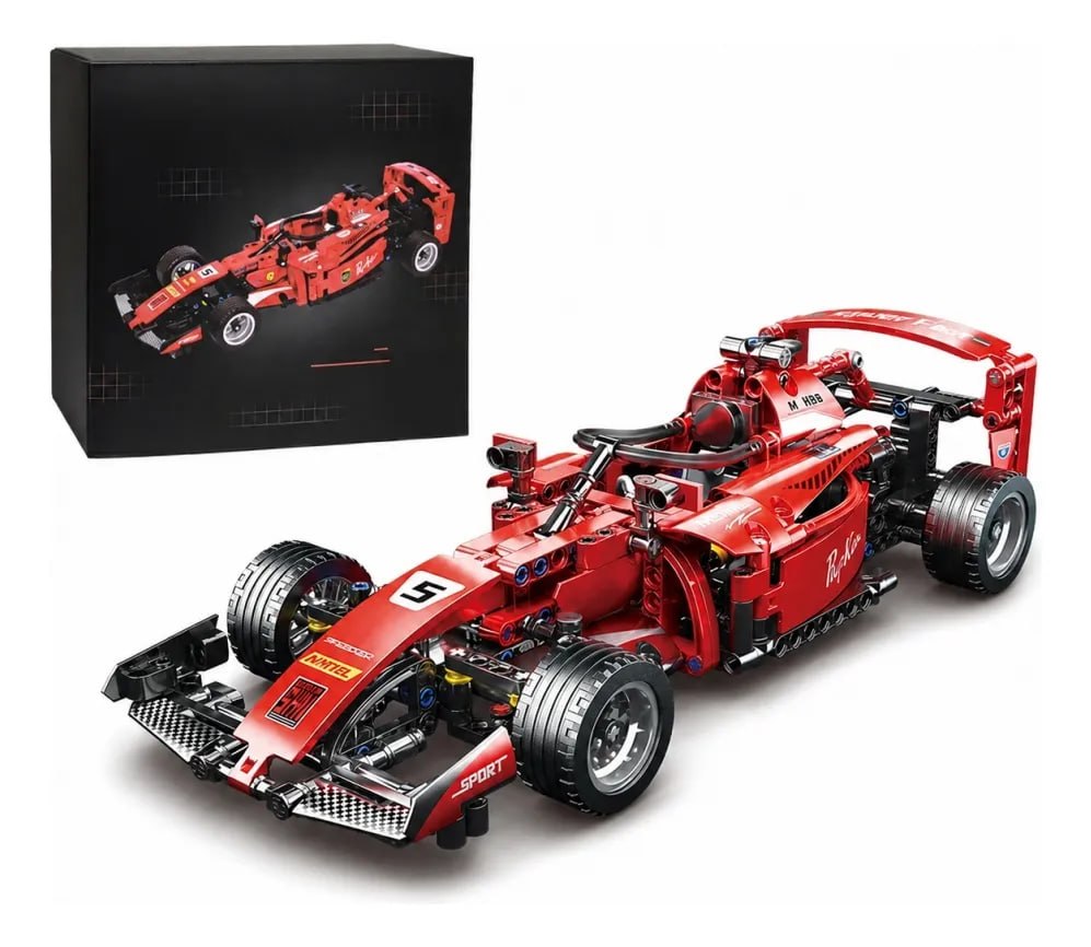 Carro de corrida de Fórmula 1 vermelho montado com blocos de encaixe, exibindo detalhes esportivos, número 5 na carenagem e caixa preta ao fundo.