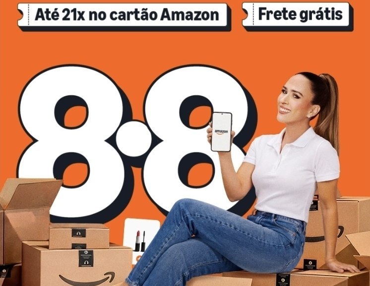 Mulher sorrindo sentada em caixas da Amazon segurando um smartphone com o logo da Amazon, com o número 8.8 ao fundo em destaque laranja
