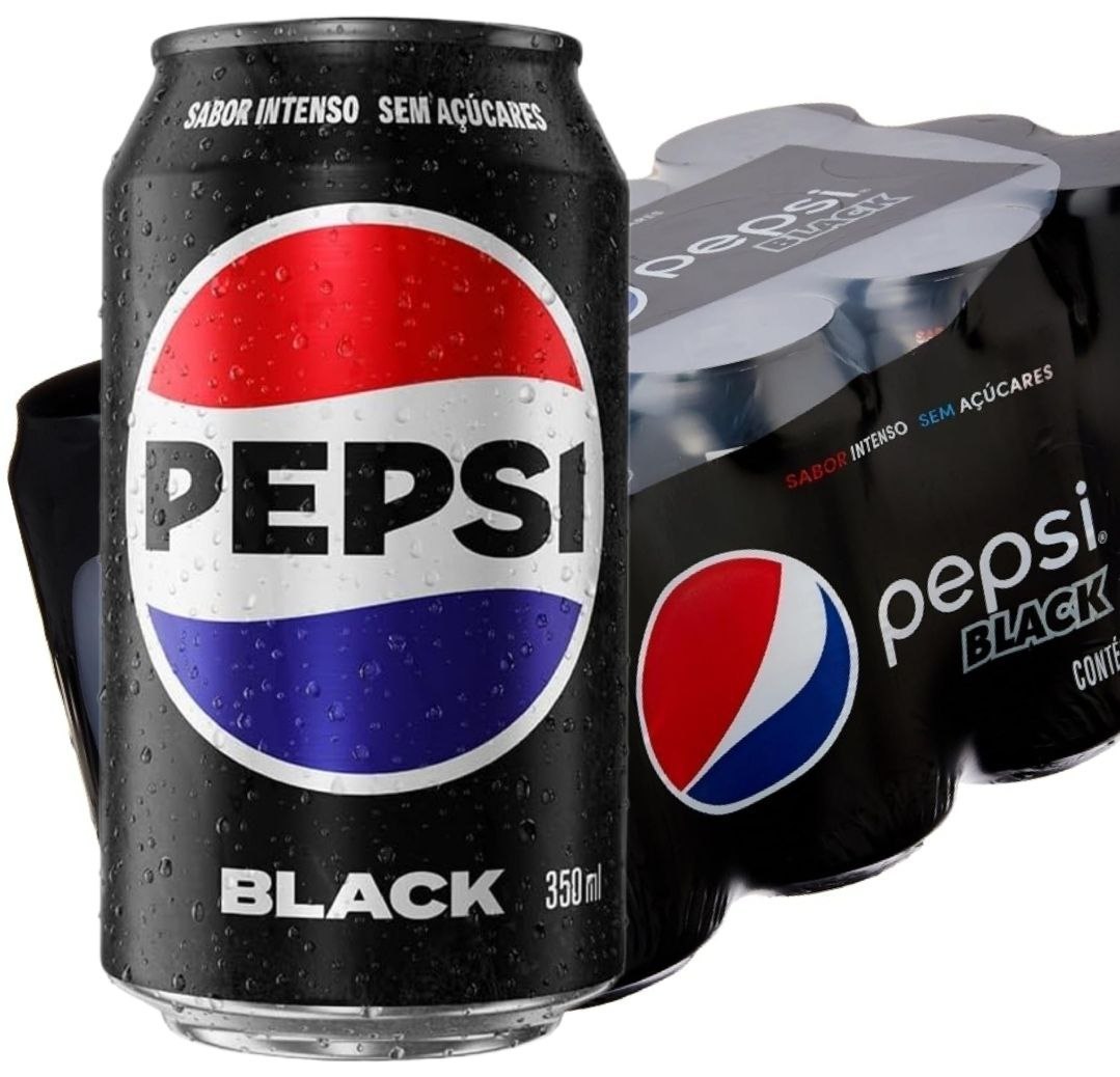Lata de refrigerante Pepsi Black de 350ml com gotas de condensação, posicionada à frente de um pack de latas do mesmo produto.