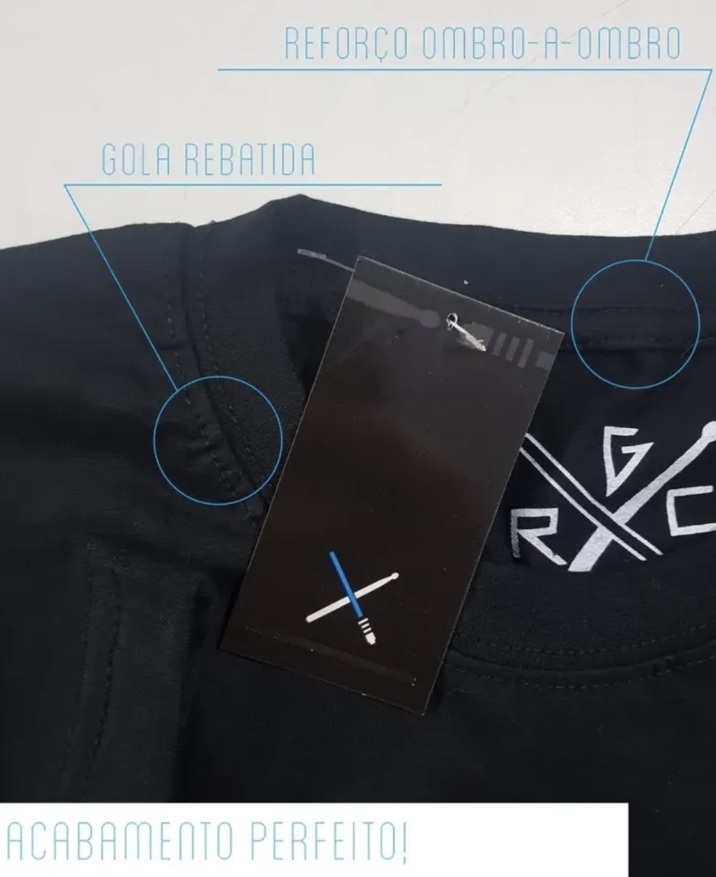 Detalhe da gola e ombro de uma camiseta preta com estampa gamer, destacando o reforço ombro a ombro e a gola rebatida com uma etiqueta de marca.