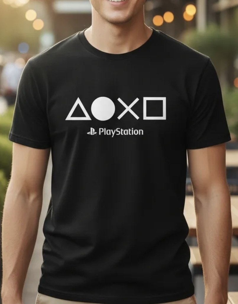 Homem vestindo camiseta preta com estampa branca dos símbolos do controle PlayStation e o logotipo da marca