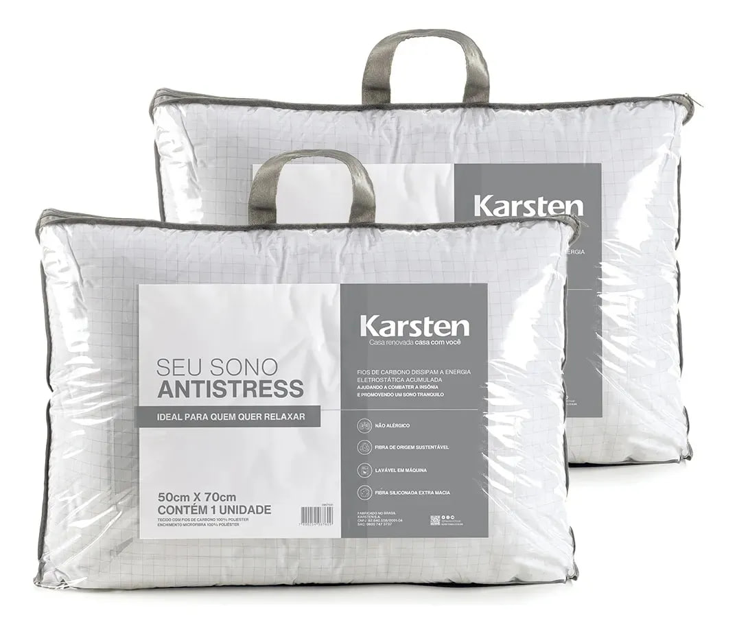 Kit com dois travesseiros Karsten Seu Sono Antistress embalados em plástico transparente com alças, exibindo as informações do produto e a tecnologia de fios de carbono.