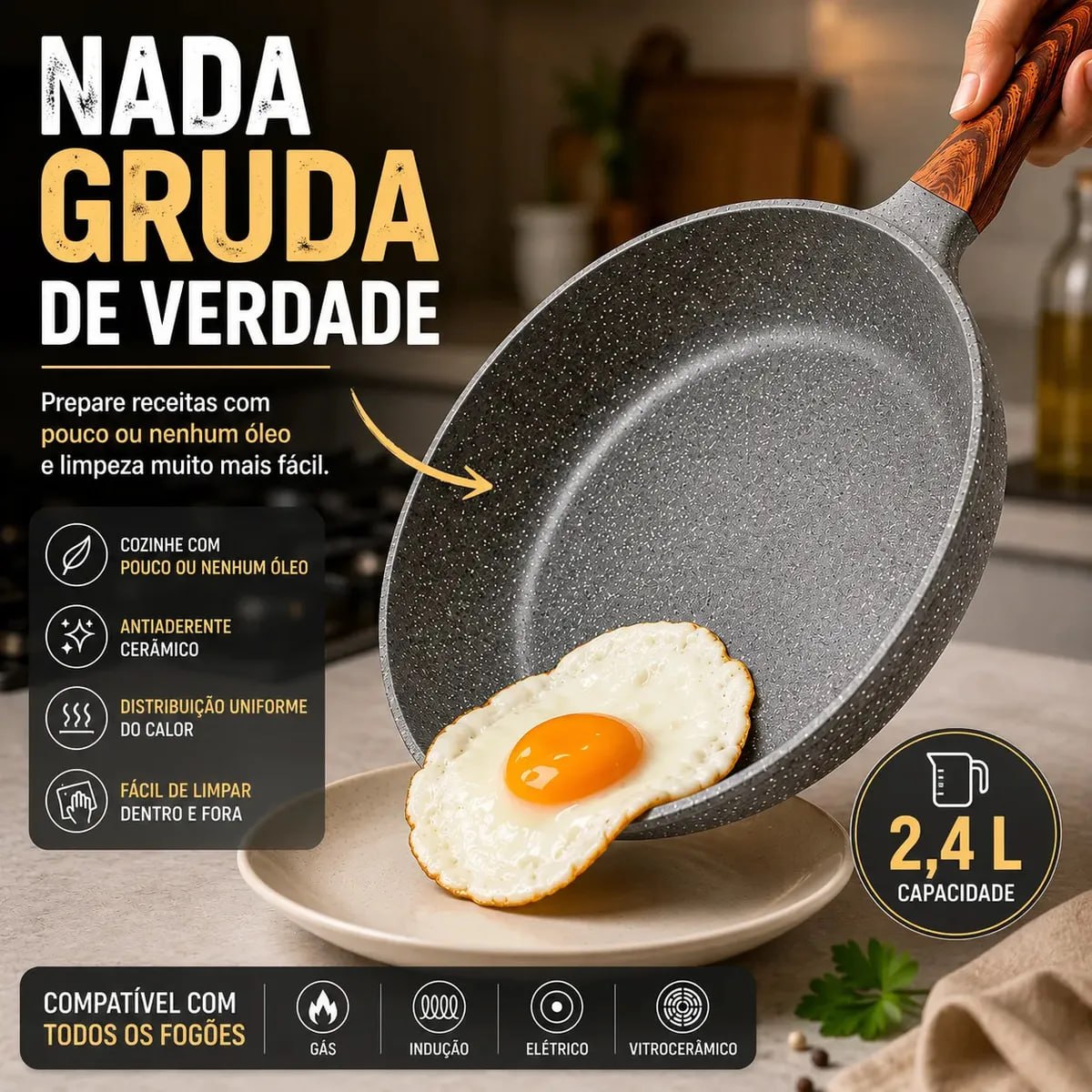 Frigideira de cerâmica antiaderente cinza com cabo amadeirado, sendo segurada sobre um prato com um ovo frito, exibindo a capacidade de 2,4L e compatibilidade com diversos fogões.