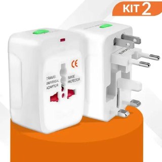 Kit com dois adaptadores de tomada universal para viagem internacional, compatível em mais de 150 países, na cor branca