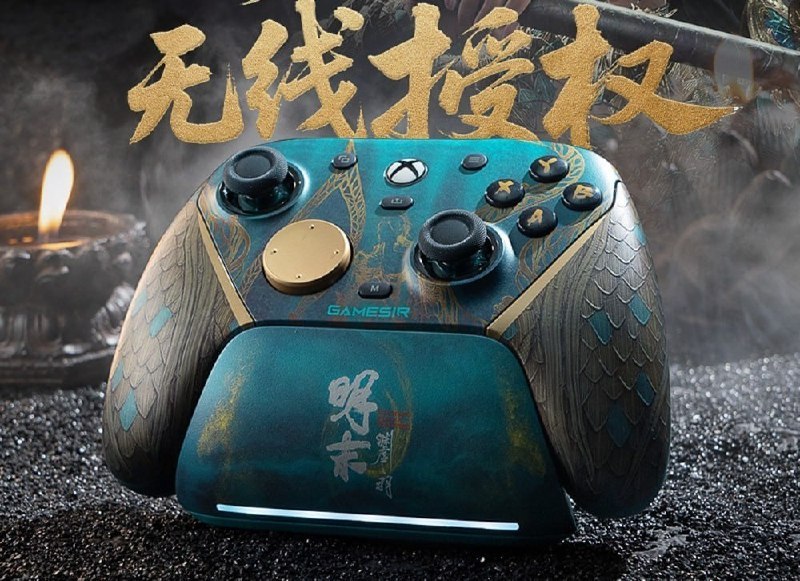 Controle sem fio GameSir G7 Pro edição Wuchang na cor verde azulado com detalhes dourados e textura de escamas nas laterais, posicionado sobre uma base de carregamento.