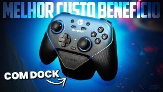 Controle GameSir Super Nova azul metálico com dock de carregamento, exibindo botões de ação e analógicos em um fundo com iluminação neon