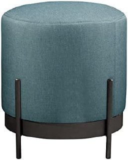Puff redondo com revestimento em tecido linho azul e base metálica preta, modelo Ágar da marca Agarb Decor