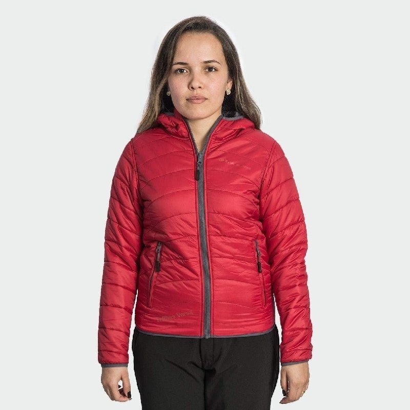 Mulher vestindo abrigo Trilhas Versa na cor vermelha com detalhes em cinza, modelo feminino