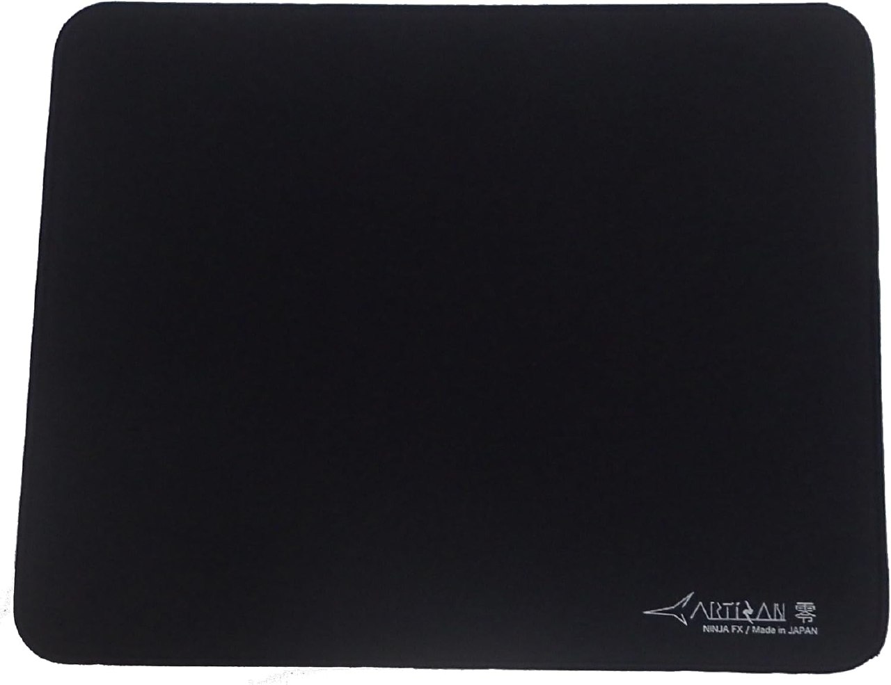 Mouse pad Artisan Zero Série FX na cor preta, tamanho G, com logo da marca no canto inferior direito e acabamento macio.