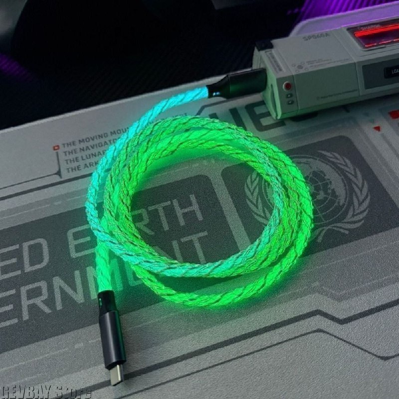 Cabo USB-C RGB Everglide com iluminação vibrante e design moderno, compatível com taxa de atualização de 8000Hz
