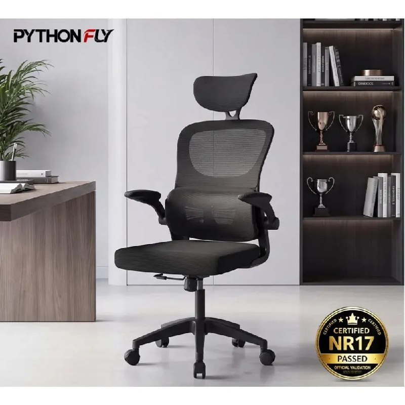 Cadeira ergonômica Python Fly NR17 com apoio lombar ajustável, estrutura giratória e revestimento em tecido preto, posicionada em ambiente de escritório