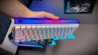 Teclado magnético Shine60 He com design fino e teclas brancas sobre superfície azul