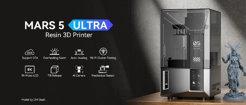 Impressora 3D de resina Elegoo Mars 5 Ultra com tela 9K, design compacto e estrutura metálica, exibida em ambiente de trabalho com modelo impresso em 3D ao lado.