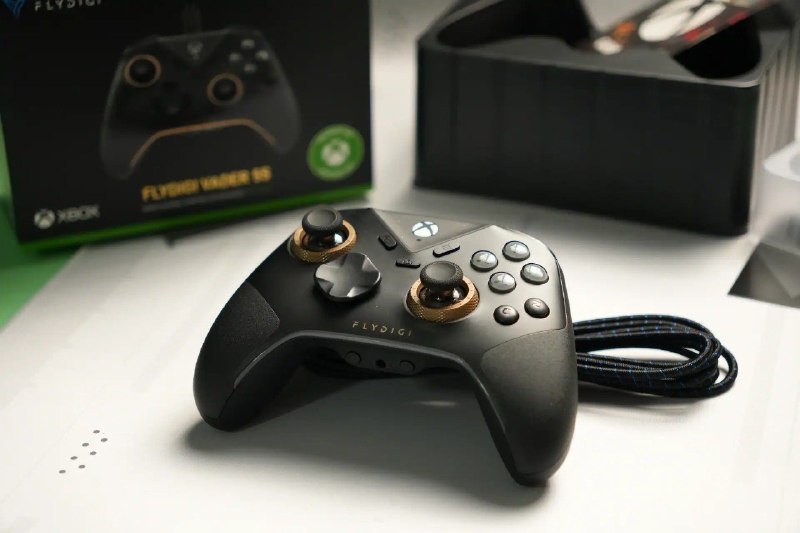 Controle FlyDigi Vader 5S com botões programáveis e design ergonômico para jogos mobile