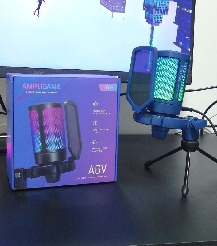 Microfone Fifine A6V para gaming com iluminação RGB, design moderno e botões de controle na base