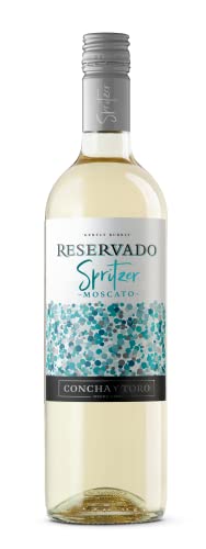 Garrafa de vinho Concha y Toro Reservado Moscato Spritzer 750ml, com rótulo azul e detalhes dourados, em fundo branco