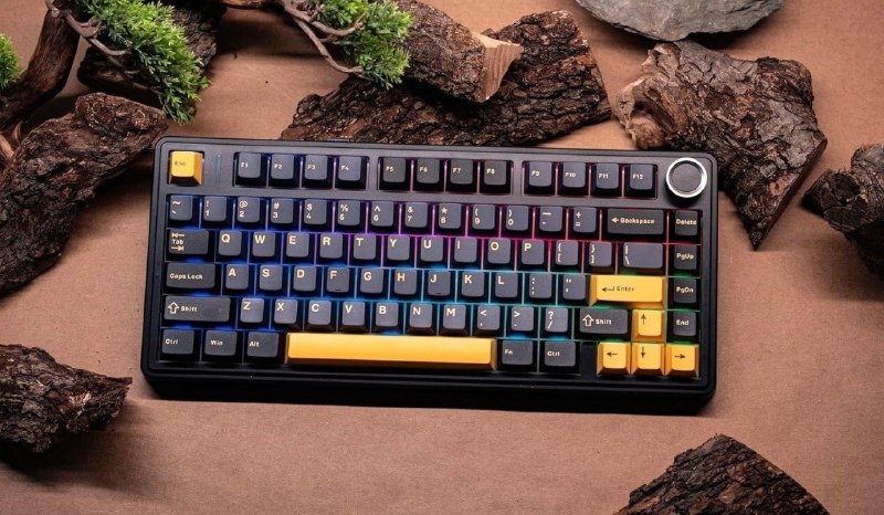 Teclado sem fio mecânico Aula F75 com iluminação RGB, keycaps PBT e knob de volume em superfície de madeira