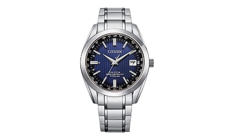 Relógio masculino Citizen Eco-Drive com pulseira e caixa em Super Titanium, mostrador azul com ponteiros prateados e visor de data.