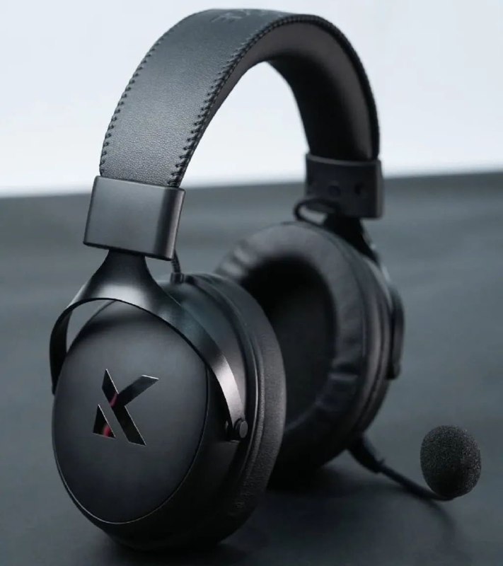 Headset gamer Mchose V9 Pro na cor preta com microfone acoplado e logo em destaque na concha lateral