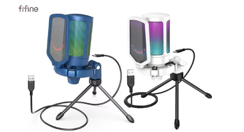 Dois microfones Fifine A6V, um na cor azul e outro na cor branca, ambos com iluminação RGB, pop filter acoplado e posicionados sobre tripés de mesa com cabos USB conectados.
