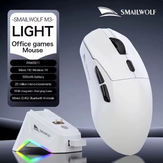 Mouse gamer Smailwolf M3 branco ao lado de sua base de carregamento magnética com iluminação RGB e especificações técnicas listadas ao fundo.