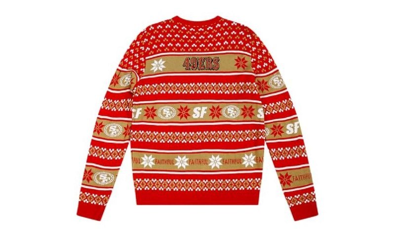 Suéter masculino vermelho e dourado da NFL com estampa temática dos San Francisco 49ers, tamanho XG, exibindo padrões de flocos de neve e o logotipo do time.