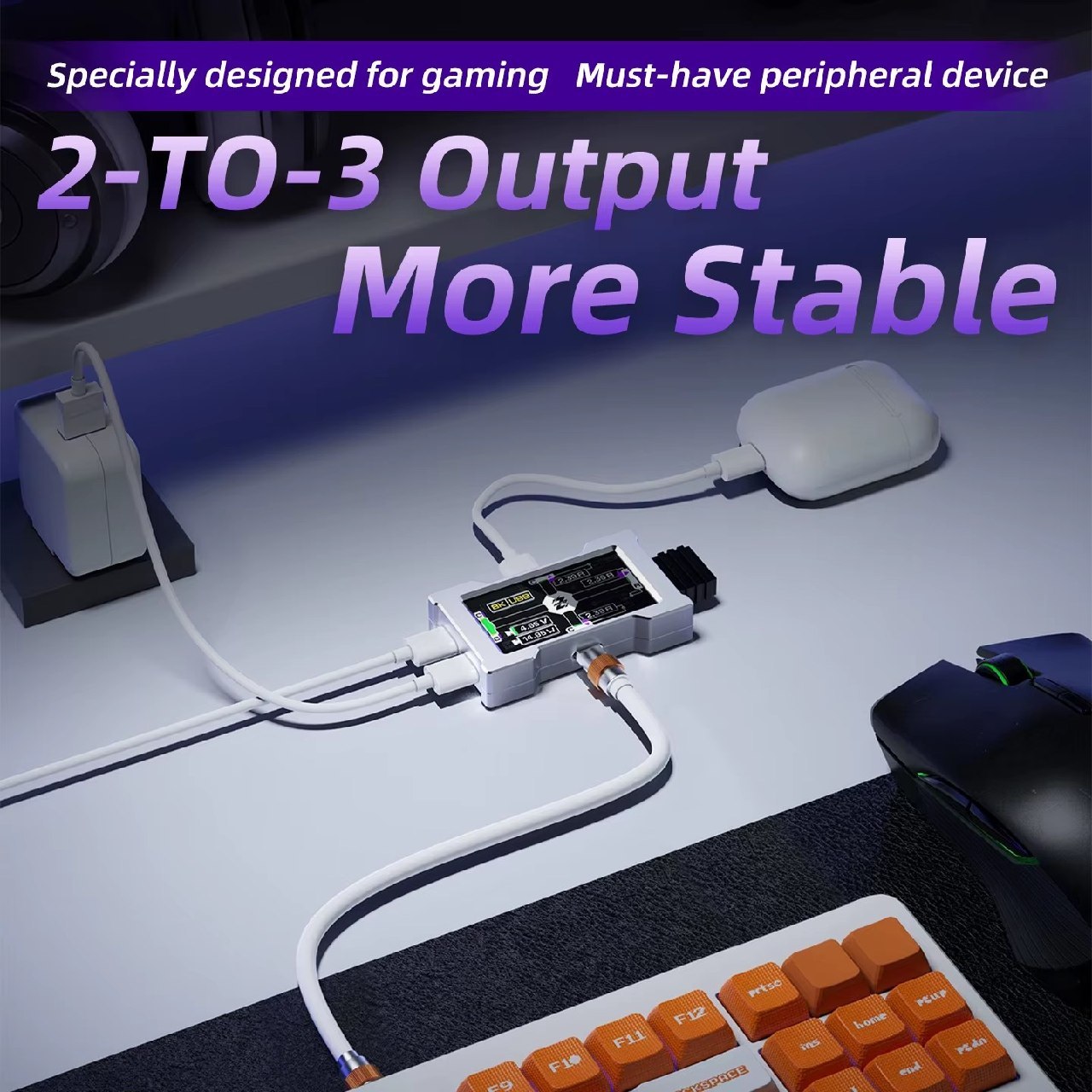 Hub USB Hmlab 8K de cor prata conectado a um teclado gamer e fones de ouvido, exibindo informações técnicas em sua tela integrada.