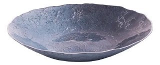 Centro de mesa decorativo de vidro da linha Ocean da marca Wolff com formato circular e acabamento texturizado