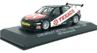 Miniatura em escala do Stock Car Chevrolet Vectra preto com patrocínios Texaco e Valeoline pilotado por Chico Serra, exibida sobre base preta identificada como Chevrolet Vectra - Chico Serra - 2000 - WB Motorsport