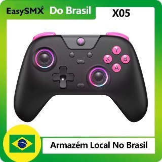 Controle sem fio EasySMX X05 na cor preta com botões retroiluminados em rosa e detalhes em LED nos analógicos, exibido sobre fundo branco com moldura verde e bandeira do Brasil.