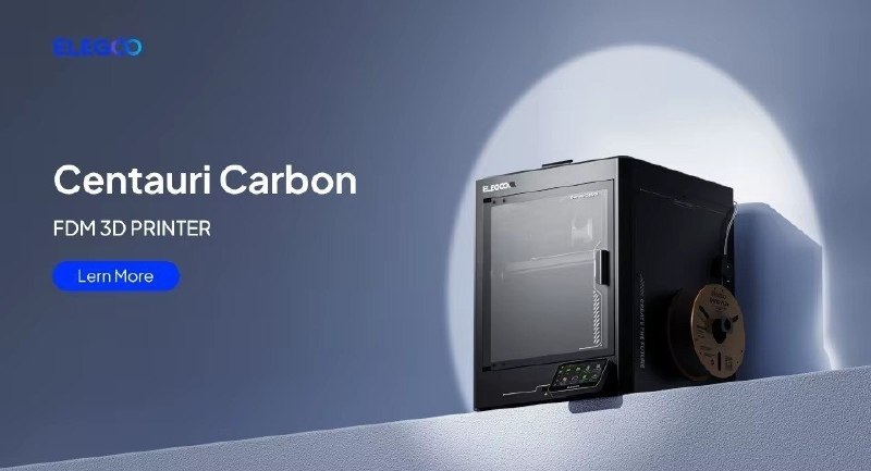 Impressora 3D Elegoo Centauri Carbon na cor preta com estrutura fechada, exibida em fundo azul com iluminação circular.