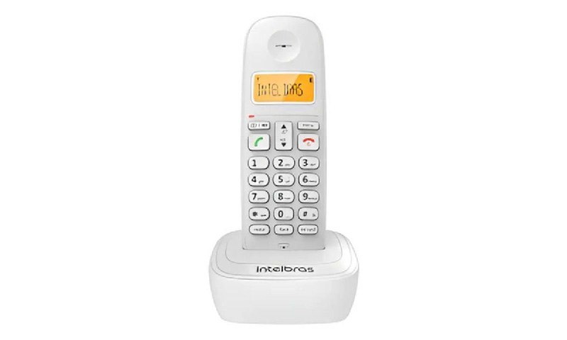 Telefone sem fio Intelbras TS 7510 na cor branca posicionado em sua base carregadora, exibindo display luminoso com o nome da marca