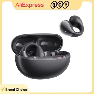 Fone de ouvido QCY Crossky C30 na cor preta com estojo de carregamento aberto e um fone posicionado ao lado