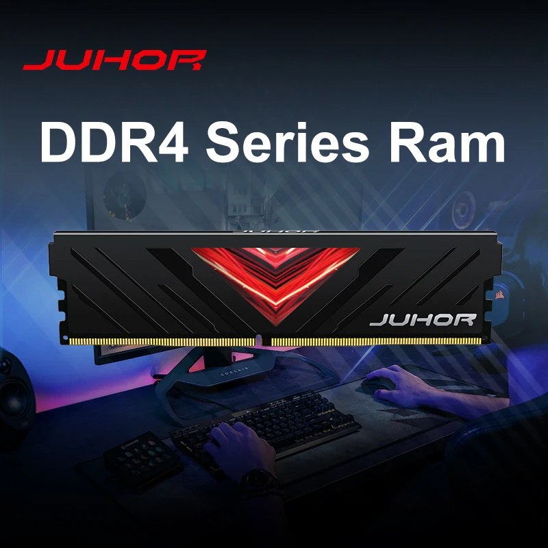 Módulo de memória RAM Juhor DDR4 de 8GB com dissipador de calor preto e detalhes em vermelho, exibido sobre uma mesa de setup gamer.