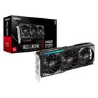 Placa de vídeo ASRock RX 9070 Challenger com três ventoinhas e iluminação LED, exibida ao lado de sua caixa original