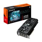 Placa de vídeo Gigabyte AMD Radeon RX 9070 Gaming na cor preta com três ventoinhas e sua embalagem original ao fundo