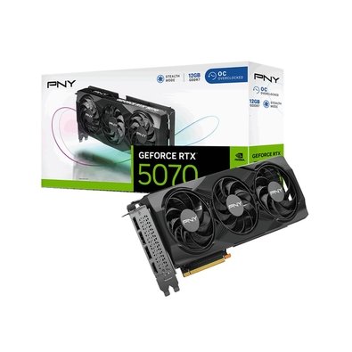 Placa de vídeo PNY NVIDIA GeForce RTX 5070 com sistema de resfriamento triple fan e sua embalagem original ao fundo