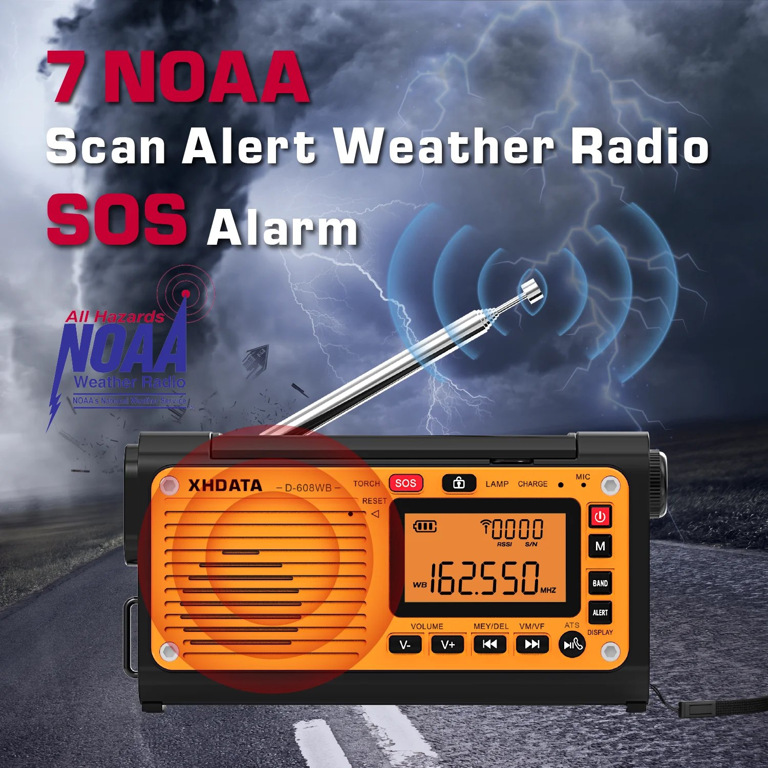 Rádio portátil XHDATA D-608WB na cor preta com detalhes em laranja, exibindo display digital, antena telescópica e ícones de alerta meteorológico NOAA sobre um fundo de tempestade com raios.