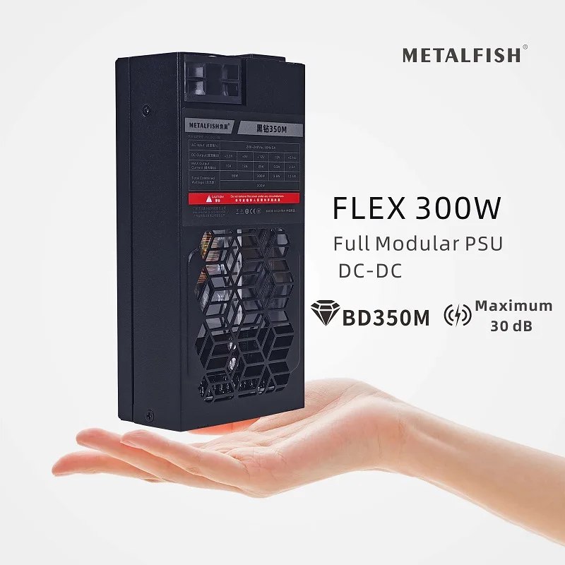 Fonte de alimentação METALFISH 300W Flex-ATX modular sendo segurada por uma mão, exibindo sua etiqueta técnica e grade de ventilação geométrica.