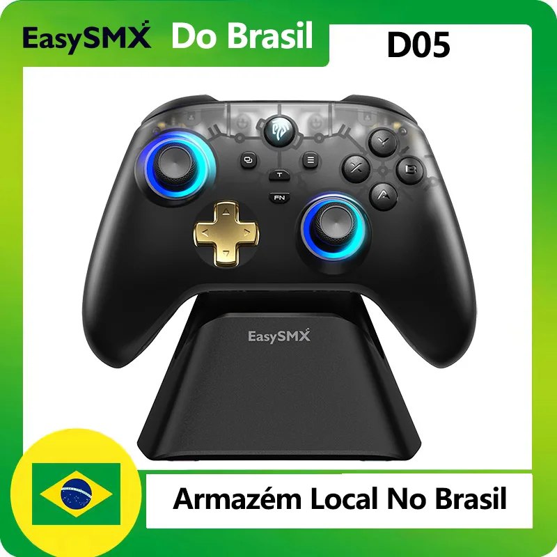 Controle gamer EasySMX D05 na cor preta com botões direcionais dourados, analógicos com iluminação RGB azul e base de carregamento acoplada, exibido sobre fundo branco com detalhes em verde.