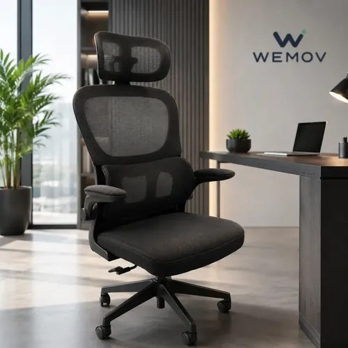 Cadeira de escritório ergonômica Wemov na cor preta, com encosto em tela, apoio de cabeça e base giratória, posicionada em um escritório moderno.