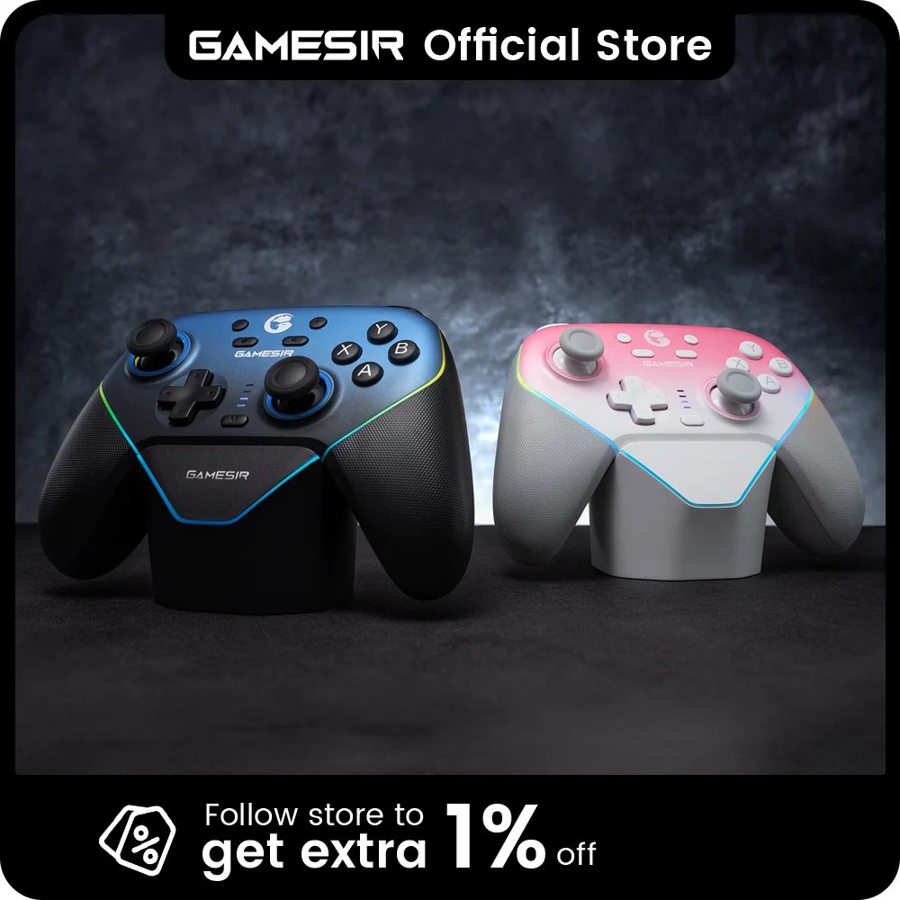 Dois controles sem fio GameSir SuperNova, um na cor azul e preta e outro na cor rosa e branca, cada um posicionado sobre sua respectiva base de carregamento dock em uma superfície escura.
