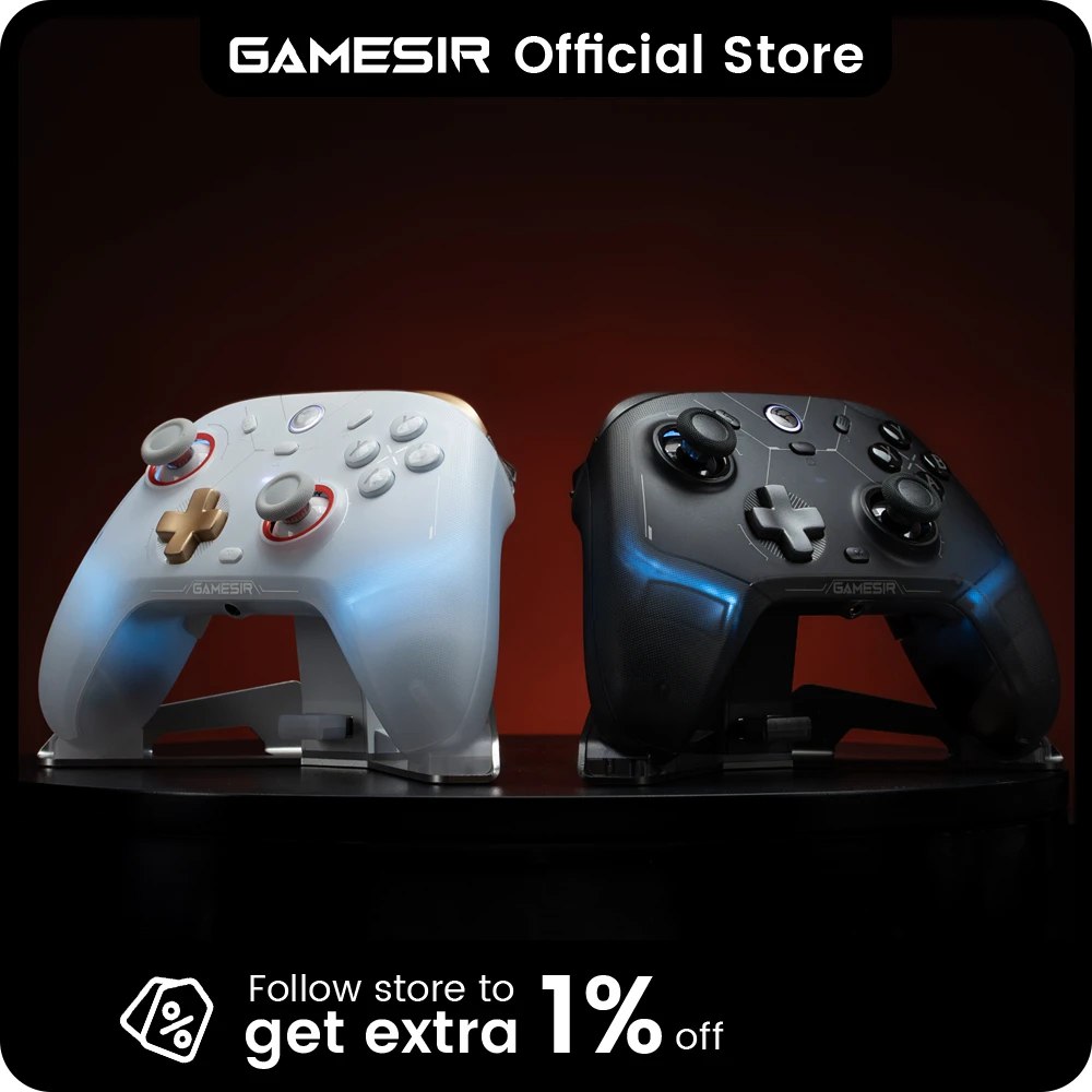 Dois controles Gamesir Cyclone 2, um branco e um preto, posicionados em suportes sobre uma mesa com fundo vermelho escuro.