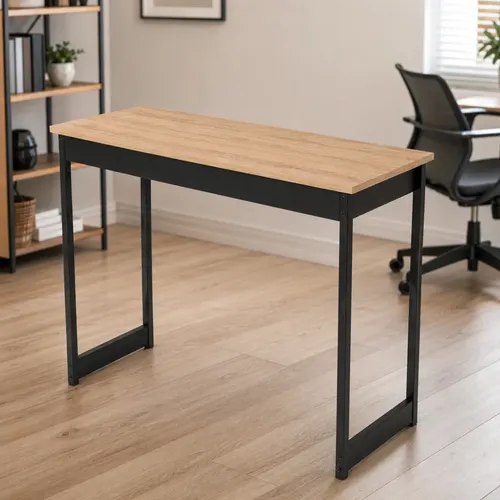 Mesa escrivaninha estilo industrial com tampo amadeirado e estrutura de metalon preta em ambiente de escritório