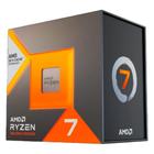 Caixa do processador AMD Ryzen 7 7800X3D com design em tons de cinza e laranja, exibindo o logo da linha Ryzen 7