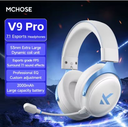 Headset gamer sem fio Mchose V9 Pro na cor branca com microfone acoplado e detalhes em azul, exibindo especificações técnicas em um painel lateral.